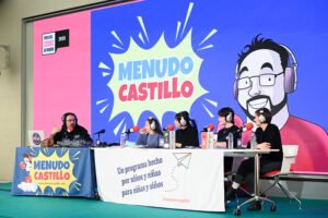Grabación en directo de 'Menudo Castillo', el programa de radio sobre literatura infantil y juvenil realizado por niñas y niños y conducido por Javier Fernández Jiménez, durante la FCMadrid26. Matadero Madrid. 