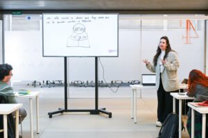 Taller 'Fanzinario' con Conchi Trudier en la FCMadrid26. Matadero Madrid © Gustavo Valiente